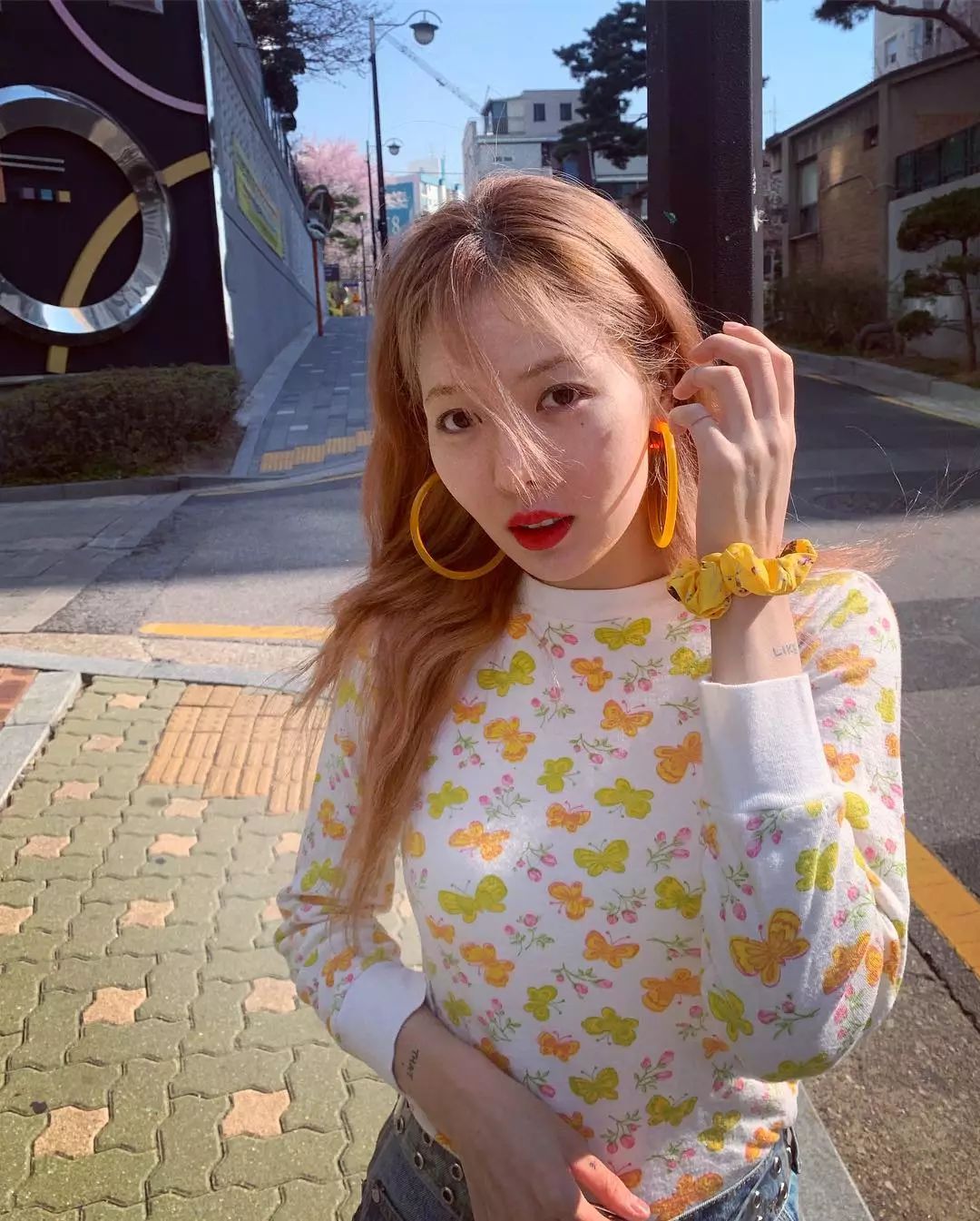 为什么我女朋友的照片头上都是蝴蝶？