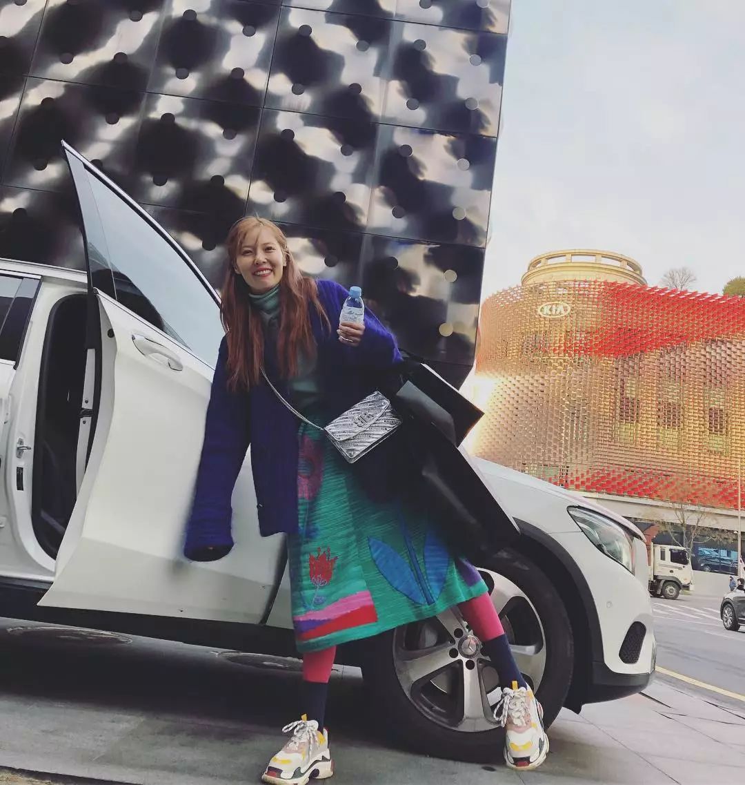 为什么我女朋友的照片头上都是蝴蝶？