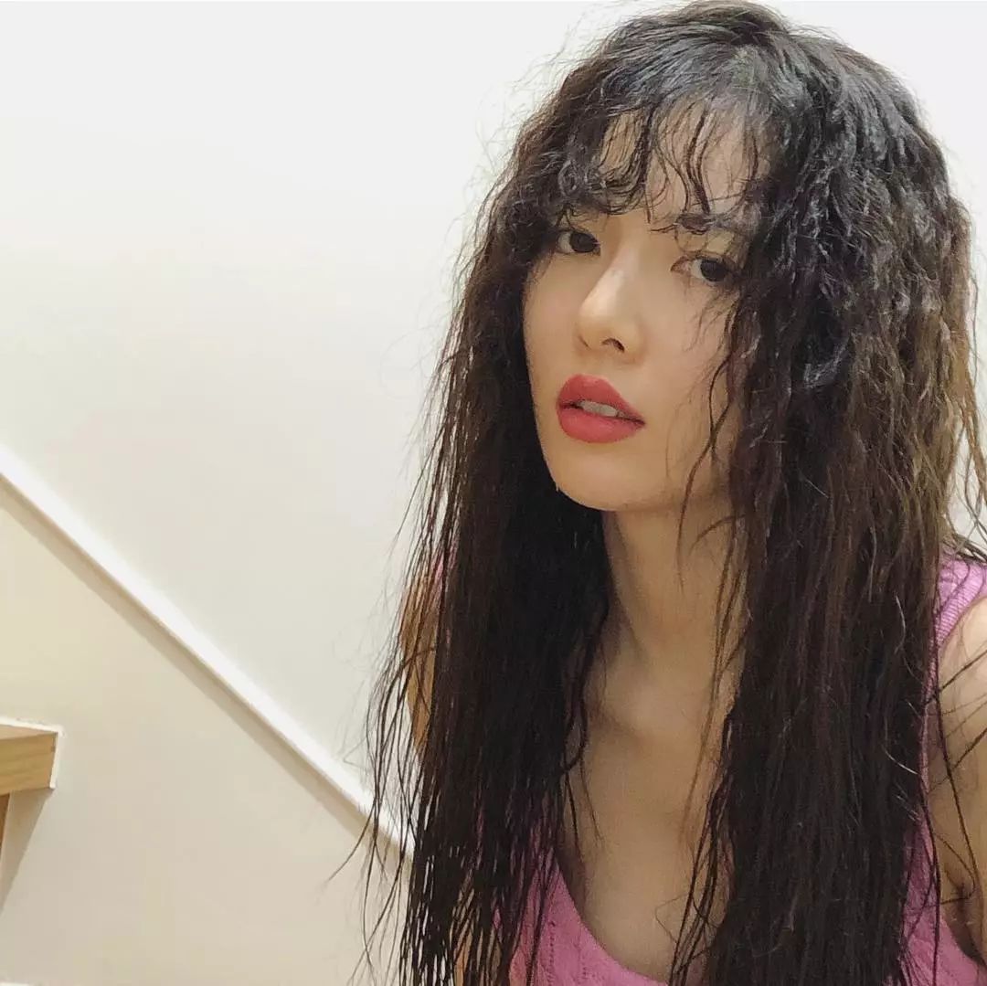 为什么我女朋友的照片头上都是蝴蝶？