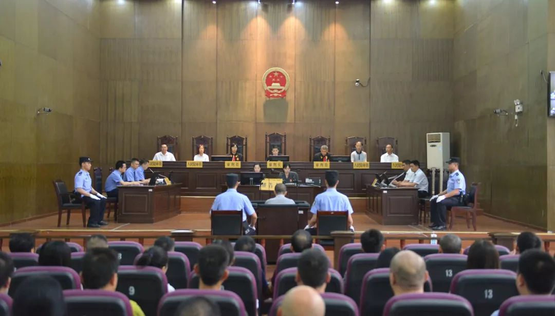 杀害狱警刺伤法官,男子刺伤法官刺死狱警维持死刑