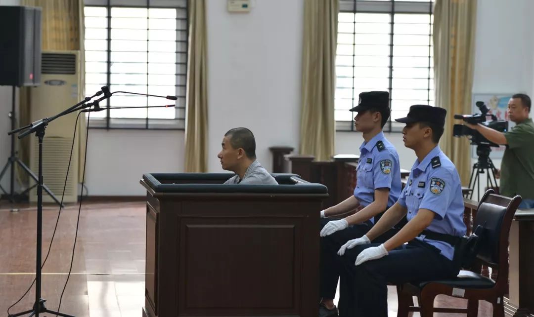 杀害狱警刺伤法官,男子刺伤法官刺死狱警维持死刑