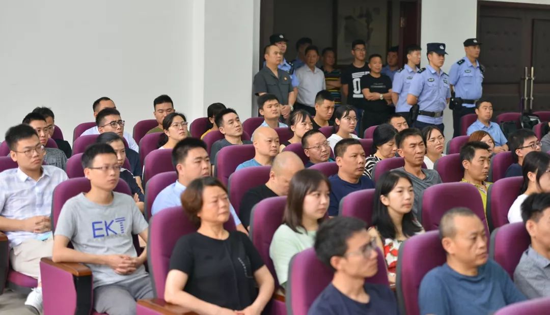 杀害狱警刺伤法官,男子刺伤法官刺死狱警维持死刑