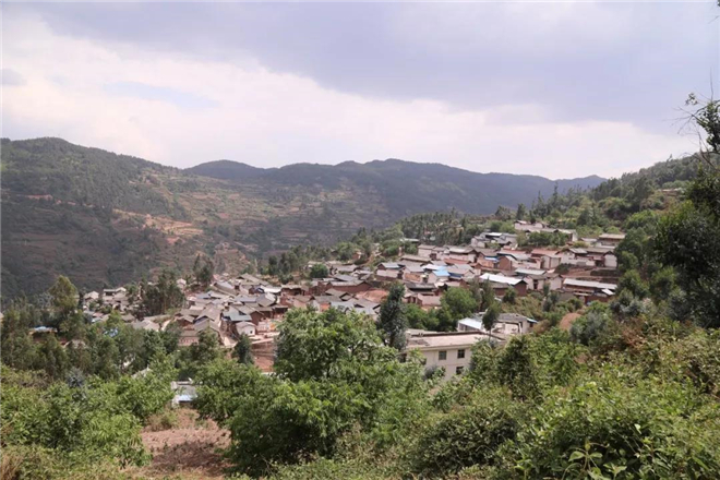 一个偏远彝族乡镇的逆袭之路,一个彝族贫困村