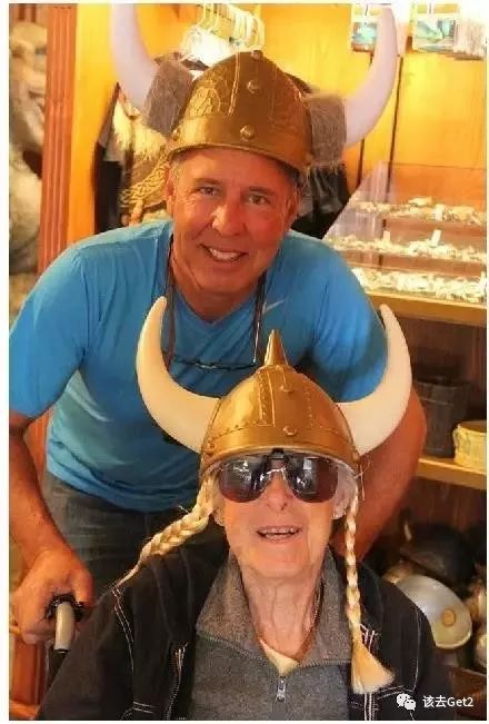 70岁老人带癌症去旅行,老人得癌症去各地旅游