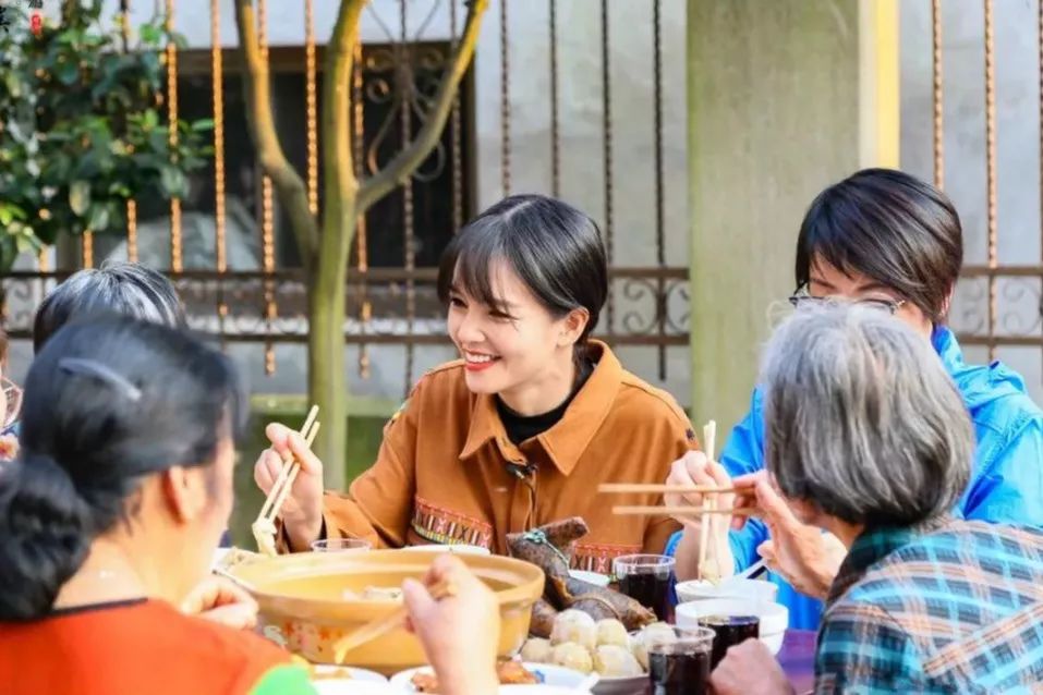 这座跟着周杰伦空降热搜的杨梅味小城，休渔期也能让你吃得满嘴鲜