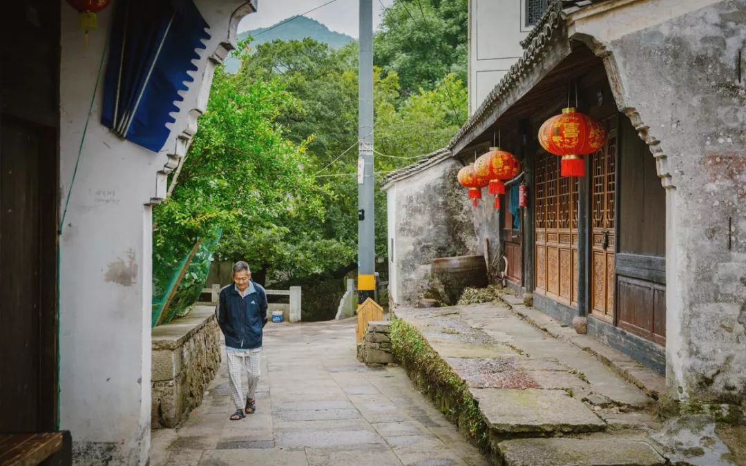 这座跟着周杰伦空降热搜的杨梅味小城，休渔期也能让你吃得满嘴鲜