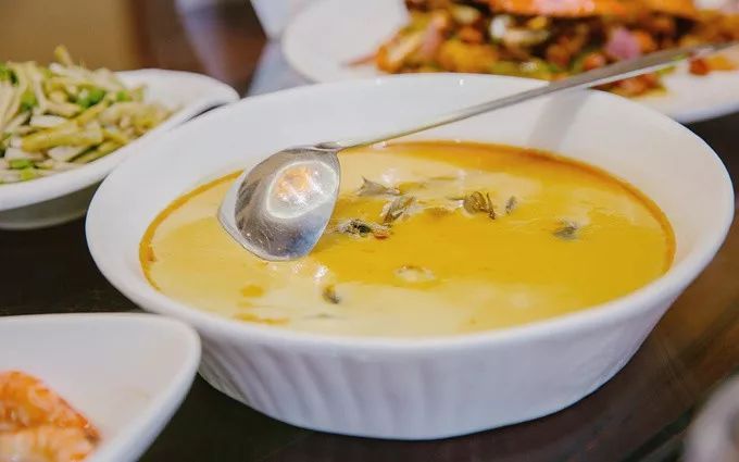 这座跟着周杰伦空降热搜的杨梅味小城，休渔期也能让你吃得满嘴鲜