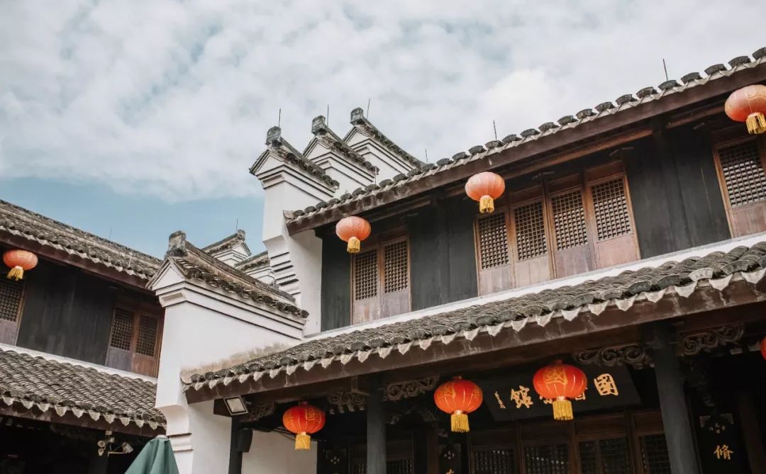 这座跟着周杰伦空降热搜的杨梅味小城，休渔期也能让你吃得满嘴鲜