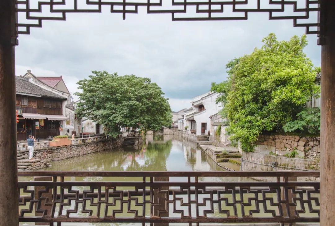 这座跟着周杰伦空降热搜的杨梅味小城，休渔期也能让你吃得满嘴鲜