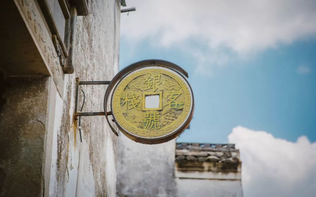 这座跟着周杰伦空降热搜的杨梅味小城，休渔期也能让你吃得满嘴鲜