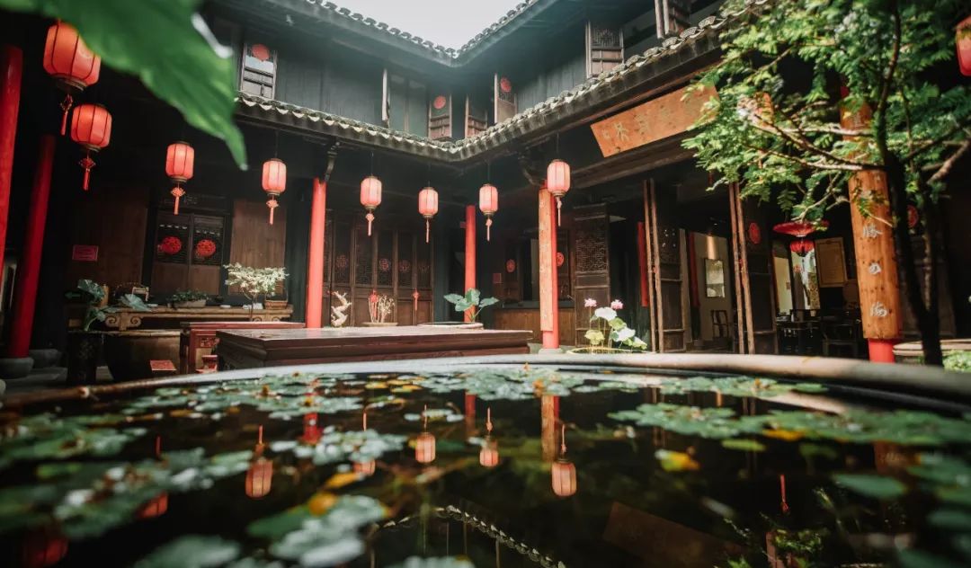 这座跟着周杰伦空降热搜的杨梅味小城，休渔期也能让你吃得满嘴鲜