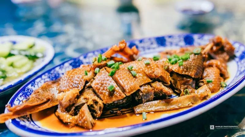 这座跟着周杰伦空降热搜的杨梅味小城，休渔期也能让你吃得满嘴鲜