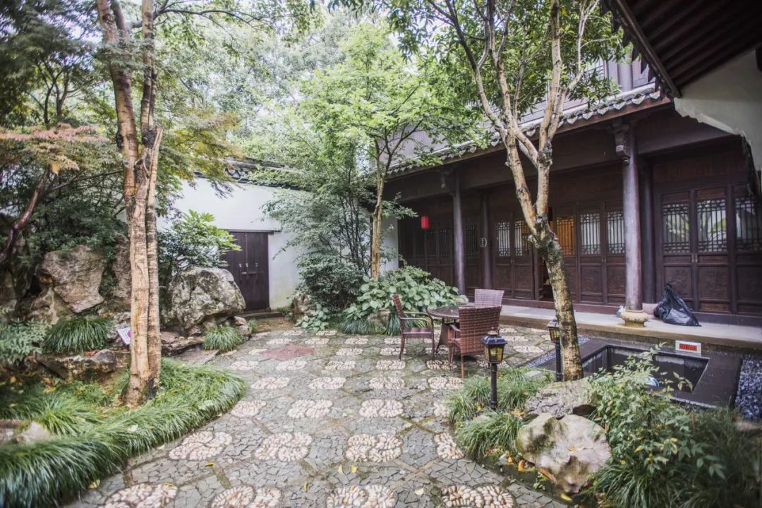 这座跟着周杰伦空降热搜的杨梅味小城，休渔期也能让你吃得满嘴鲜