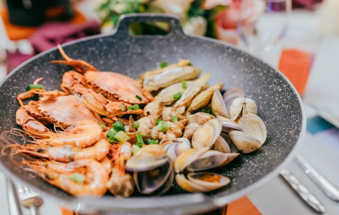 这座跟着周杰伦空降热搜的杨梅味小城，休渔期也能让你吃得满嘴鲜