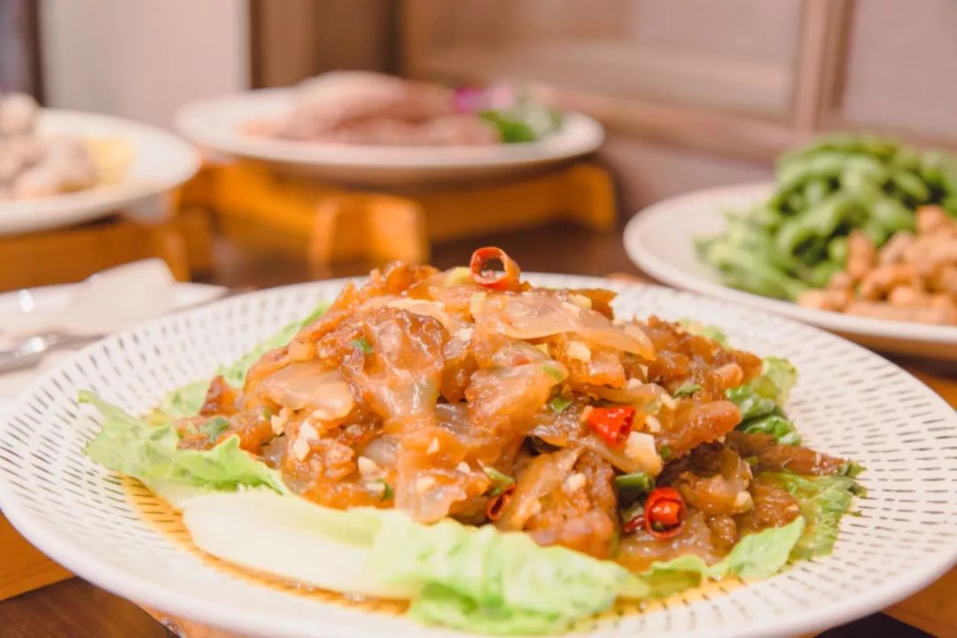 这座跟着周杰伦空降热搜的杨梅味小城，休渔期也能让你吃得满嘴鲜