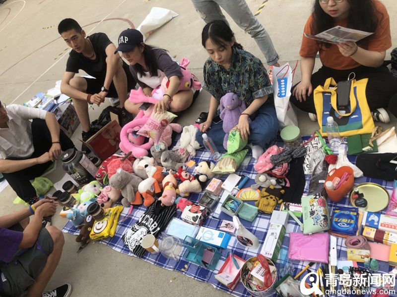青岛高校跳蚤市场欢乐多麻将、吉他还有沐浴露