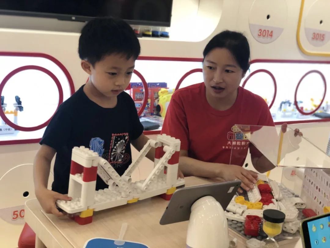 二宝爸探店|魔都市中心新开了一家布鲁可积木店！还请你们带娃免费来体验拼搭~