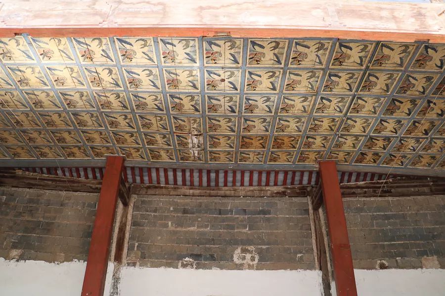 「人文宾川」古院沧桑，古树依然，这里的“花海”盛开在六月——李氏宗祠火把花