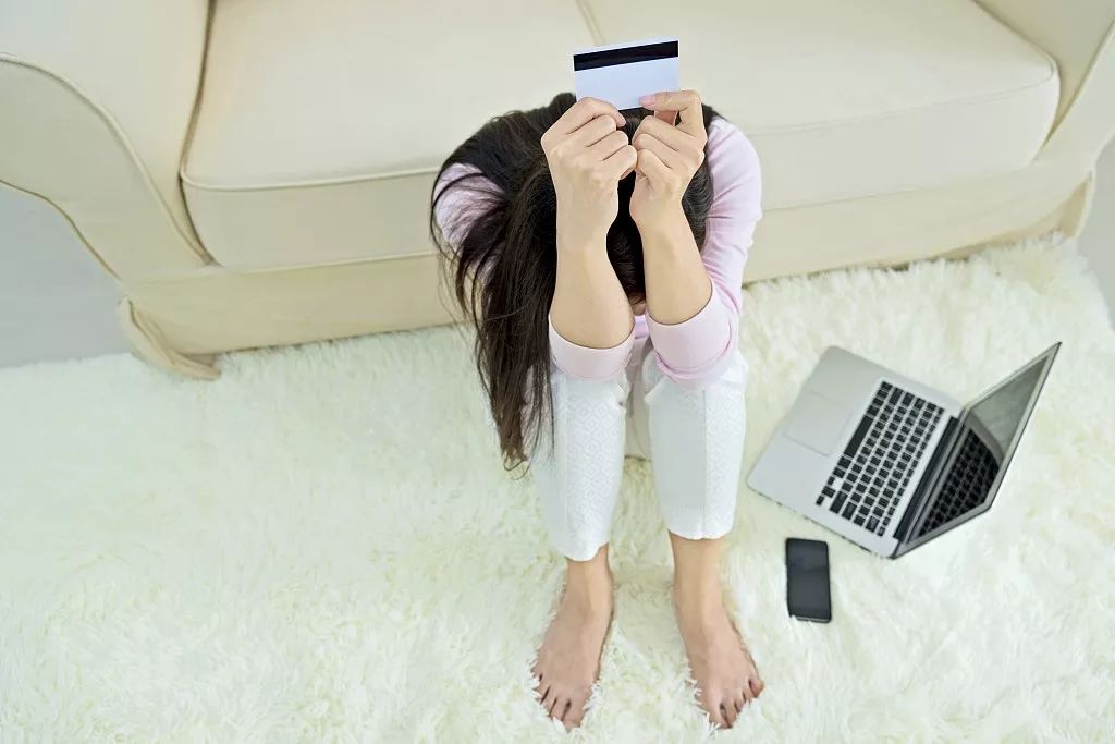 一帮网友疯狂给她打钱！女白领入账500多万！那些被“假精致”掏空的年轻人…