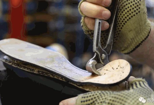 英国女王定制的水晶鞋,英国女王最漂亮的鞋子