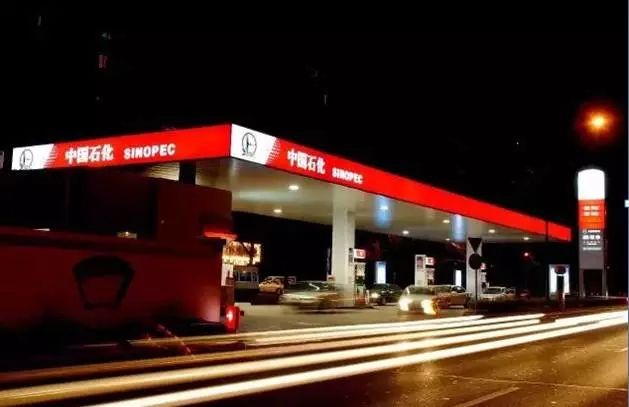 在高速上车没油了这时应该怎么办,车在高速没油了救援电话收费多少