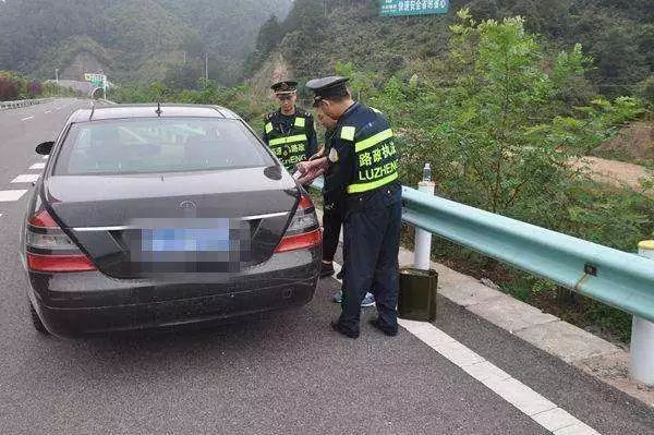 在高速上车没油了这时应该怎么办,车在高速没油了救援电话收费多少