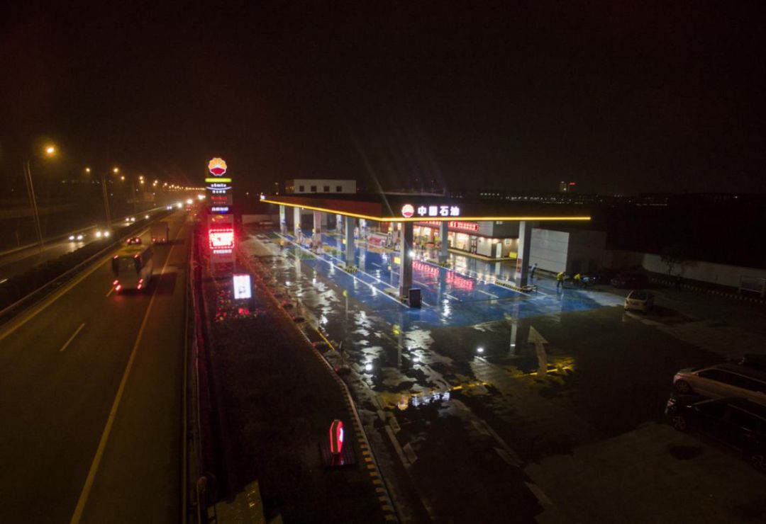 在高速上车没油了这时应该怎么办,车在高速没油了救援电话收费多少