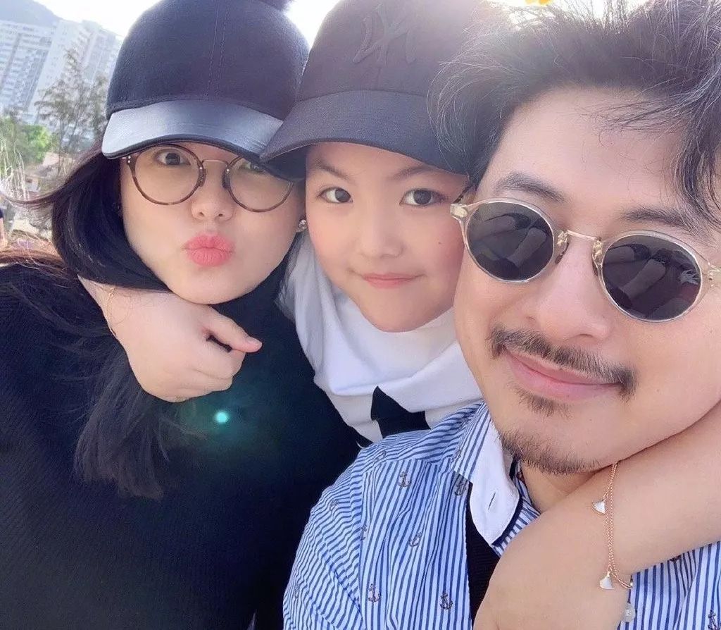 小S不给女儿买超过200的衣服，王诗龄一条手链5万，给娃传递怎样的“金钱观”才对？