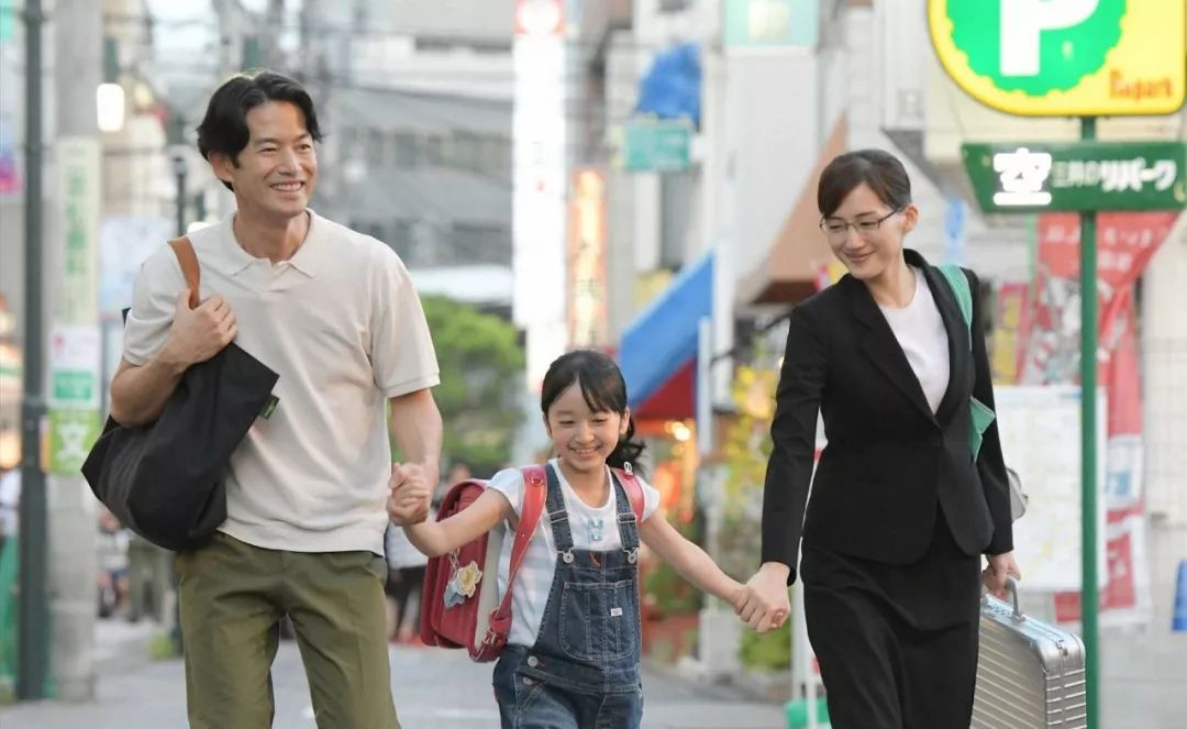 小S不给女儿买超过200的衣服，王诗龄一条手链5万，给娃传递怎样的“金钱观”才对？