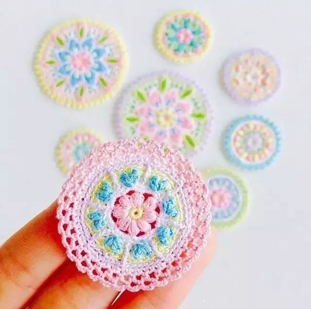 她用牙签搭了个十字，缠上几根毛线，竟也可以美成这样