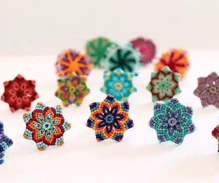 她用牙签搭了个十字，缠上几根毛线，竟也可以美成这样