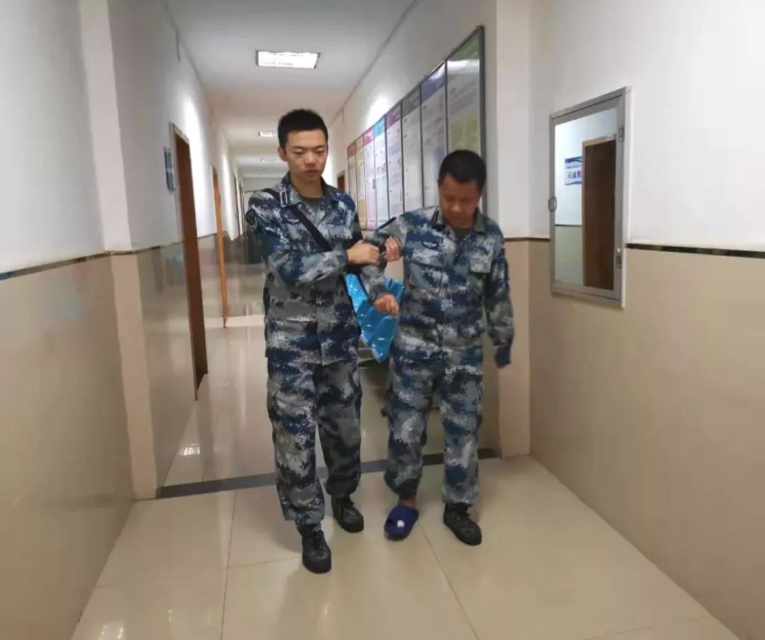 专业医生修甲沟炎,军医在线保护牙齿预防牙外伤