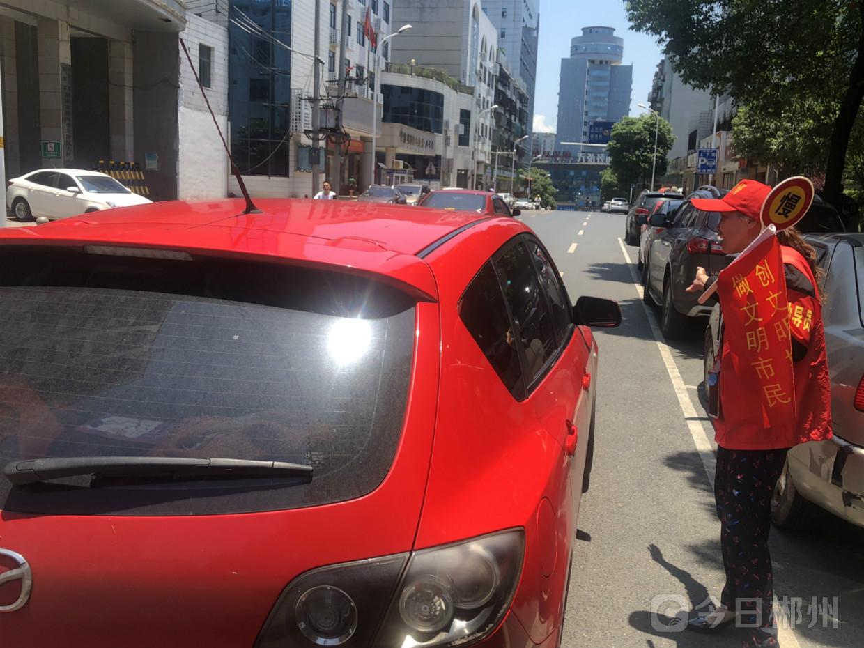 在校门口当义工为孩子保驾护航,守护上学路家长志愿者