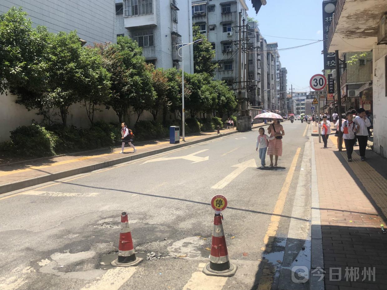 在校门口当义工为孩子保驾护航,守护上学路家长志愿者