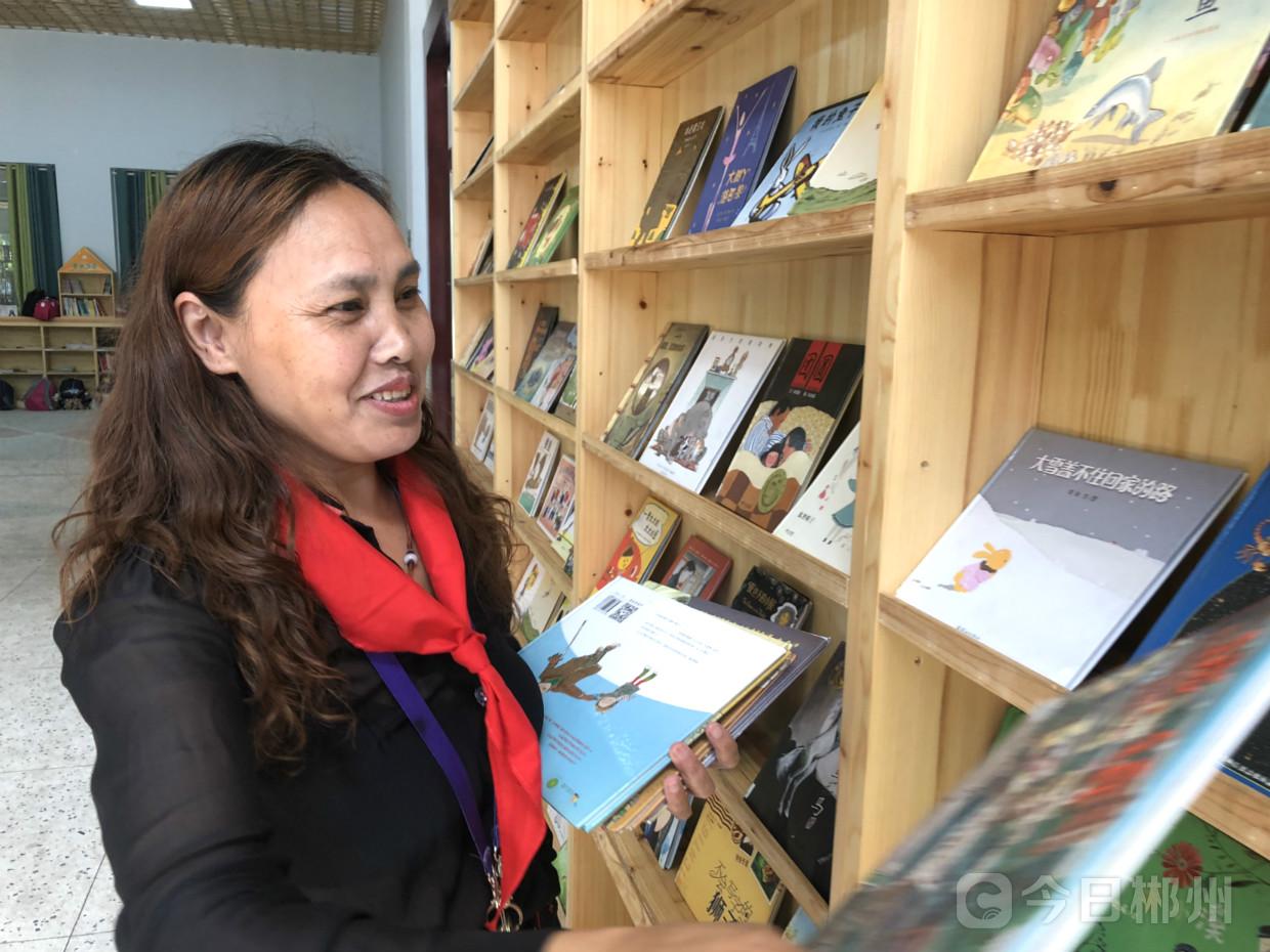 在校门口当义工为孩子保驾护航,守护上学路家长志愿者