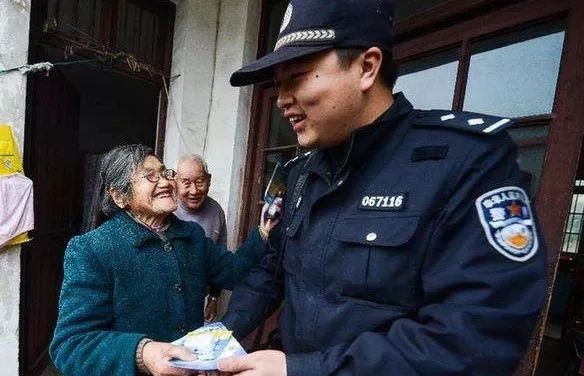 一线传真视频大全,一线传真交警一盔一带