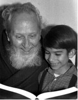 *兽禽**!12岁的女孩们每晚被不同的男人性侵,还排轮班表!