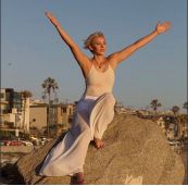 *兽禽**!12岁的女孩们每晚被不同的男人性侵,还排轮班表!