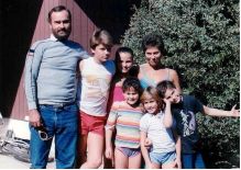 *兽禽**!12岁的女孩们每晚被不同的男人性侵,还排轮班表!