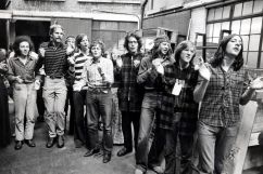 *兽禽**!12岁的女孩们每晚被不同的男人性侵,还排轮班表!