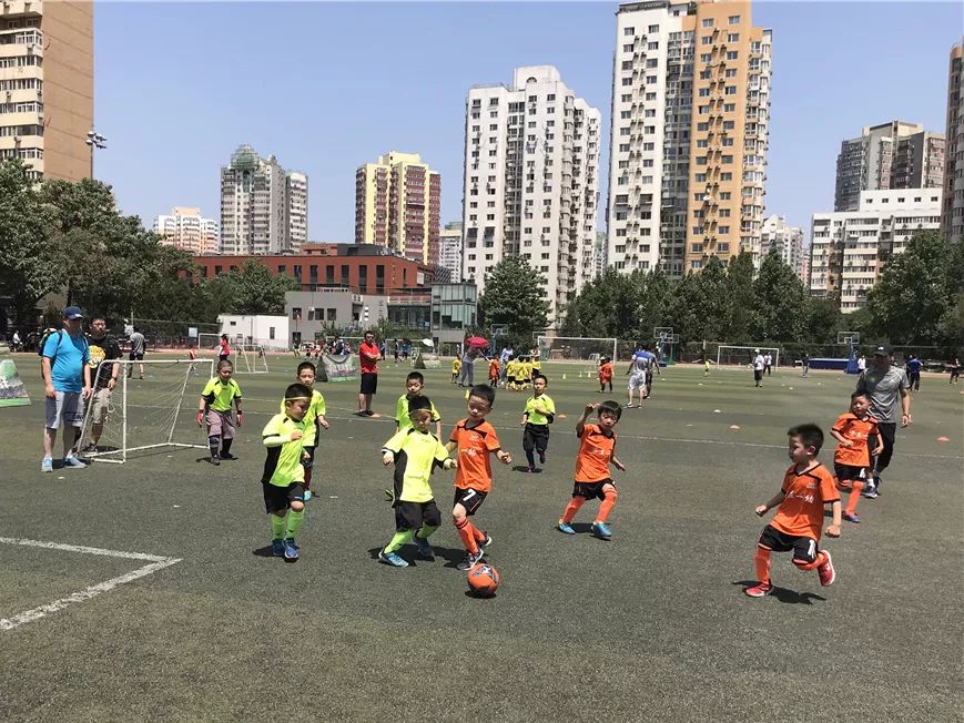 方庄教育集群举办第十九届方庄教育集群幼儿足球联赛暨第三届国安金冠杯幼儿足球联赛