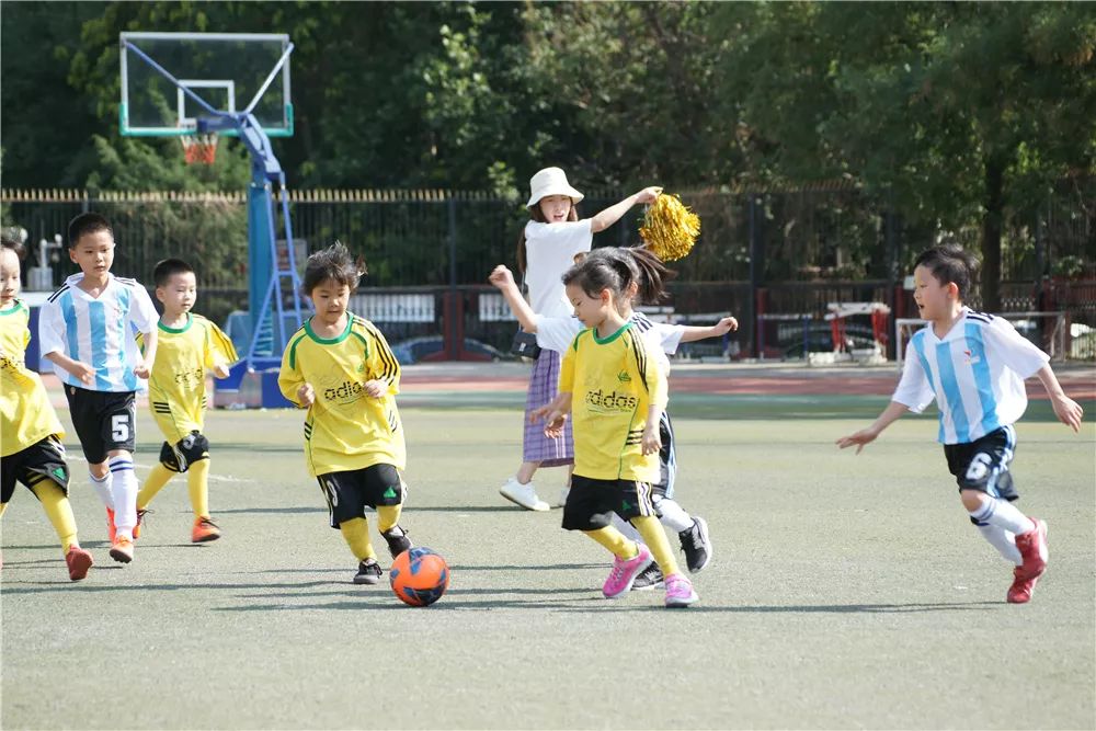 方庄教育集群举办第十九届方庄教育集群幼儿足球联赛暨第三届国安金冠杯幼儿足球联赛