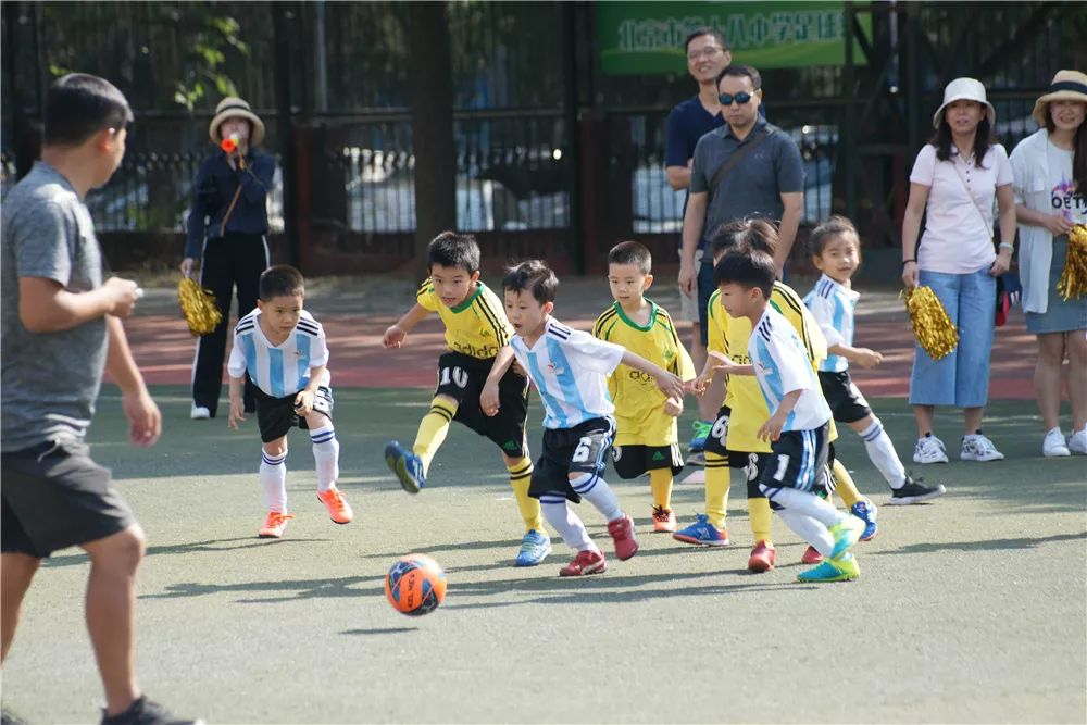 方庄教育集群举办第十九届方庄教育集群幼儿足球联赛暨第三届国安金冠杯幼儿足球联赛