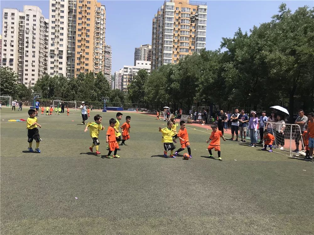 方庄教育集群举办第十九届方庄教育集群幼儿足球联赛暨第三届国安金冠杯幼儿足球联赛