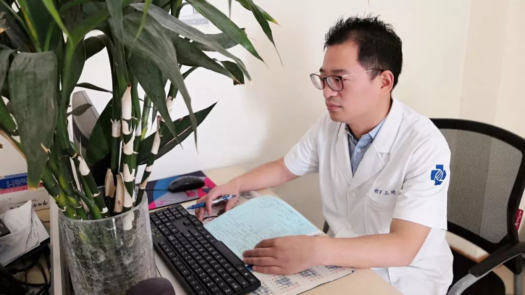 老人家忍不住尿床应该检查哪方面,7岁男孩晚上经常尿床要看医生吗