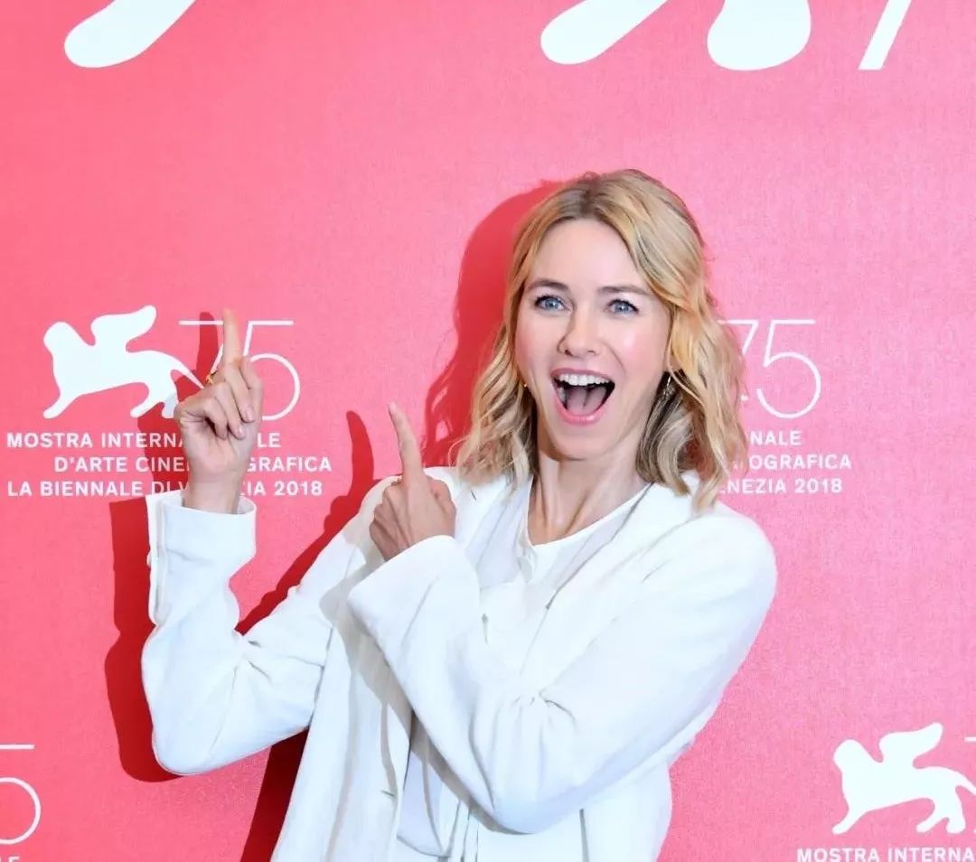 51岁“人间*物尤**”一夜爆红!看完她这张图,200w网友惊呼:我又恋爱了