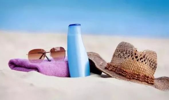 夏天出门容易被晒伤怎么办,小心吃这些东西或致疾病复发