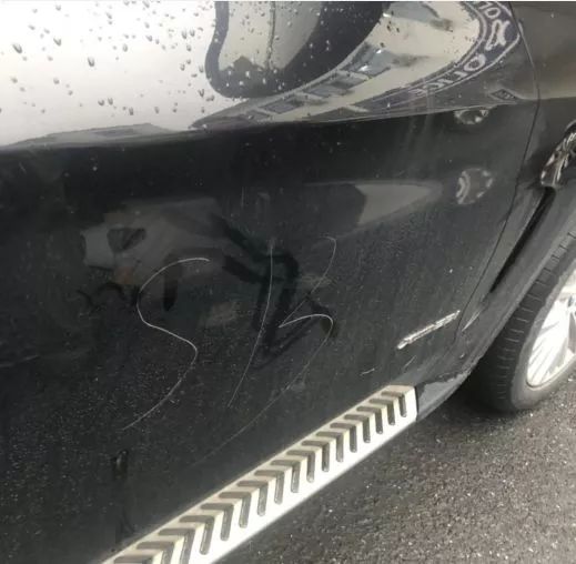 心态炸了！被奔驰宝马夹住3小时后，姑娘愤而在俩车上划了十几个字母...