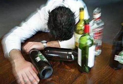 喝饮料变成绿巨人,喝了一瓶水变成绿巨人