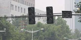 路口信号灯亮的正确方法,路口信号灯都不亮了怎么走